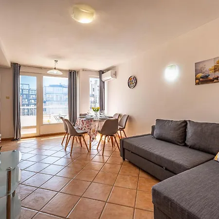 Location 2 Bedroom Next To The Apartment *