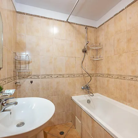 Location 2 Bedroom Next To The Apartment *