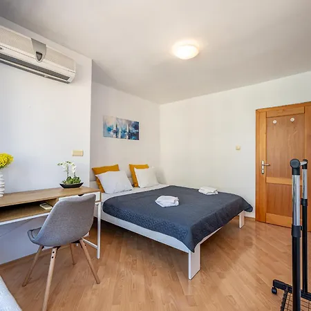Location 2 Bedroom Next To The Апартаменти Варна