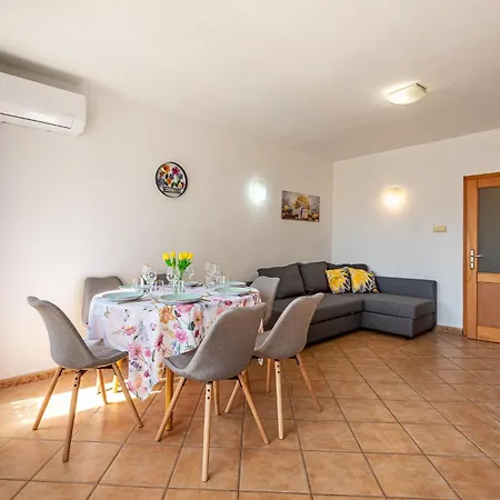 Location 2 Bedroom Next To The * Warna