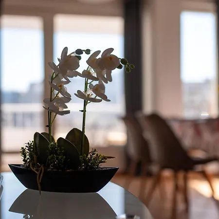 Апартаменти Location 2 Bedroom Next To The Варна