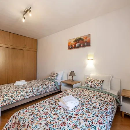 Location 2 Bedroom Next To The Apartament Varna