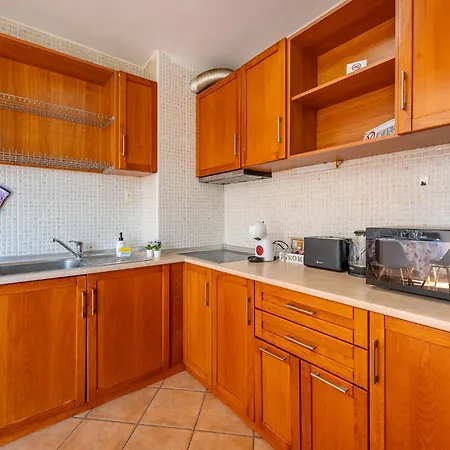 Апартаменти Location 2 Bedroom Next To The
